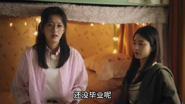 好心接母亲到宿舍居住,却成为女孩最后悔的决定