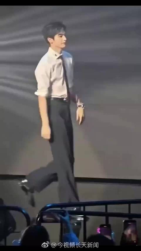 宋威龙早年签约欢娱影视