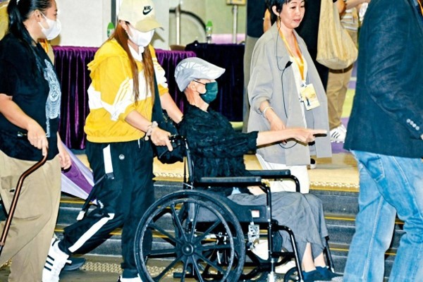香港知名男星坐轮椅送别恩师,身形更加消瘦,健康状况引发担心