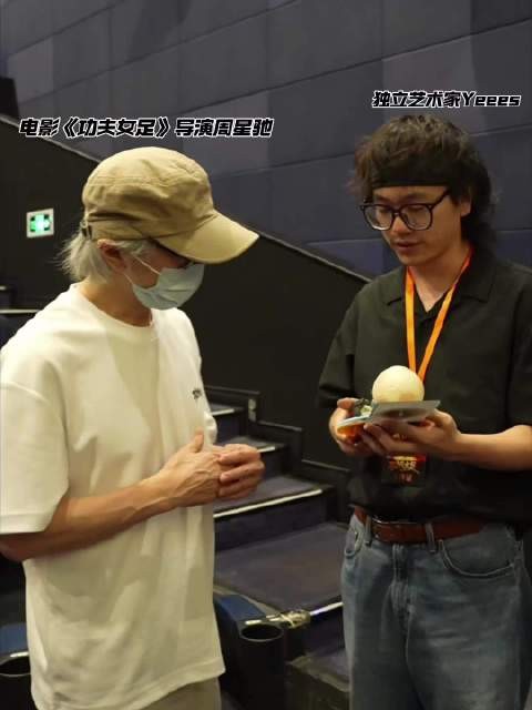 这就是所谓影迷的终极梦想吧,艺术家Yeees从小看星爷电影长大的人…