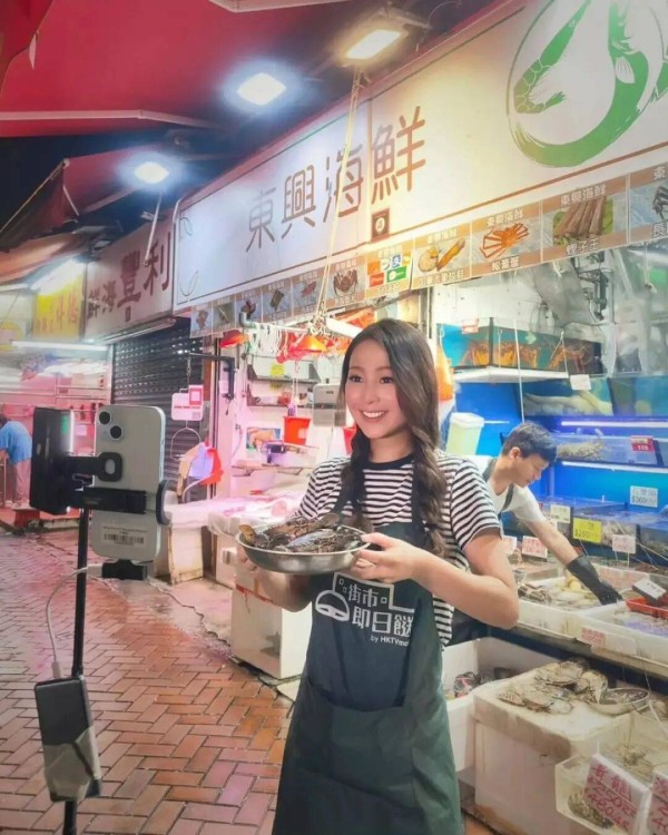 TVB前女星吴嘉仪被无预警解雇后翻身，首战韩国直播，压力大到爆哭