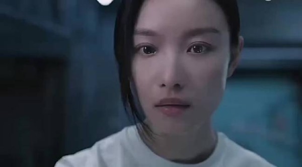 女孩突然发现，父母每年发来的庆生视频里一个巨大谎言