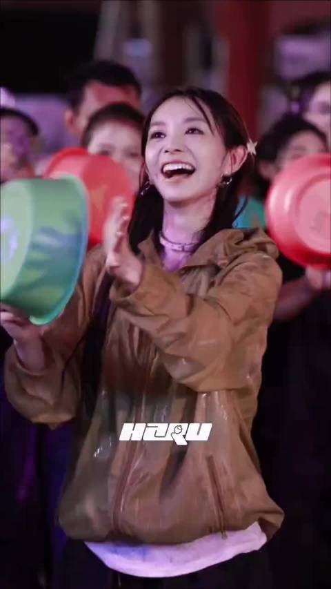 田曦薇综艺忙忙碌碌寻宝藏路透，泼水的明媚少女啊，真的太萌辣