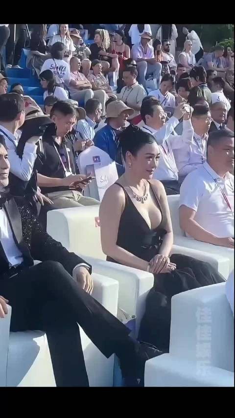 55岁钟丽缇出席活动依旧身材火辣，真是岁月不败美人啊， 不老女神