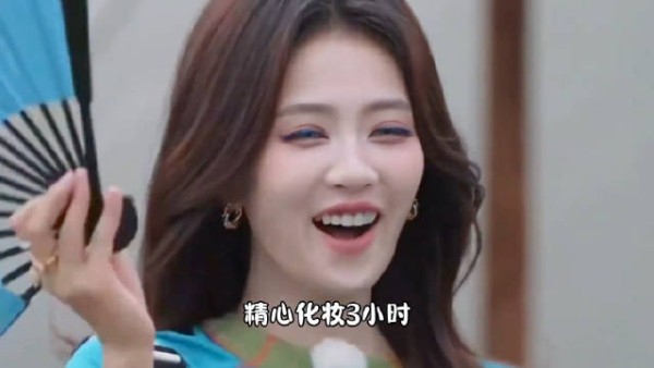 白鹿真的有点心酸了!精心化妆3小时出门遇到纯天然顶美!你怎么看