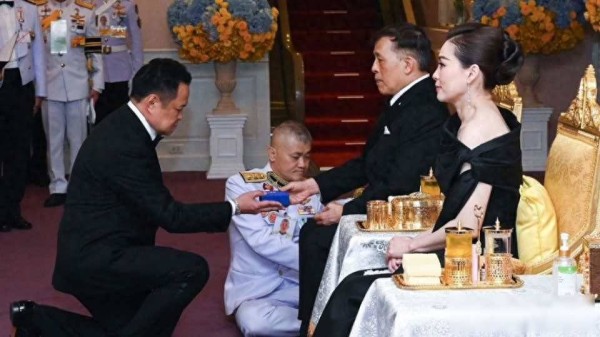 苏提达露肩现身音乐会，戒指引争议，沉默成新语言