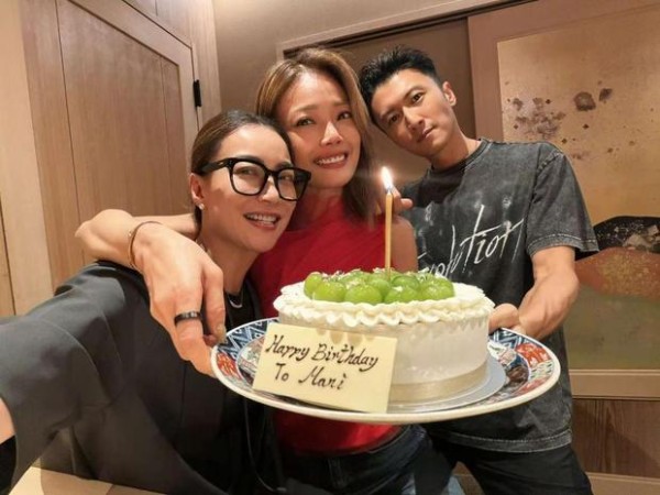 谢霆锋容祖儿手拿蛋糕为霍汶希庆生。