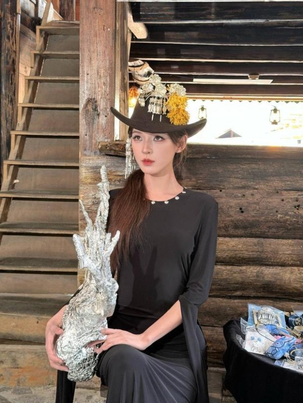 现代苗疆圣女 张予曦苗族造型美艳飒爽