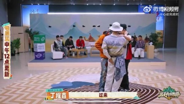 丁程鑫手不能动仍卡点跳舞,张真源叮嘱好好表现
