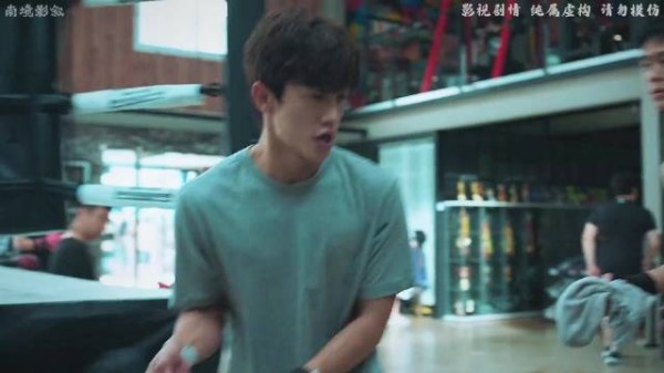 他明明只是个拳馆里打扫卫生的小透明,没想到被老板看中了