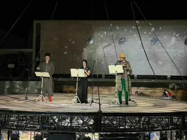 周冬雨回应出演话剧《文城》原因：余华、陈明昊、段奕宏三人已足够吸引我，也想看看，离开镜头的保护我能怎样；此前因“不背台词”引热议