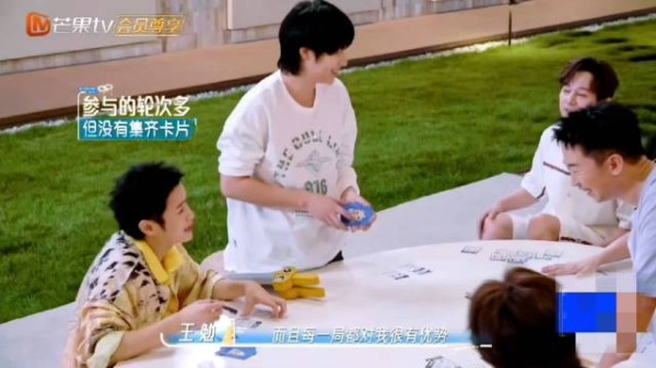 王勉玩游戏环节太逗了吧,参与次数和优势最多,最后却卡片最少,妥妥的劳模了