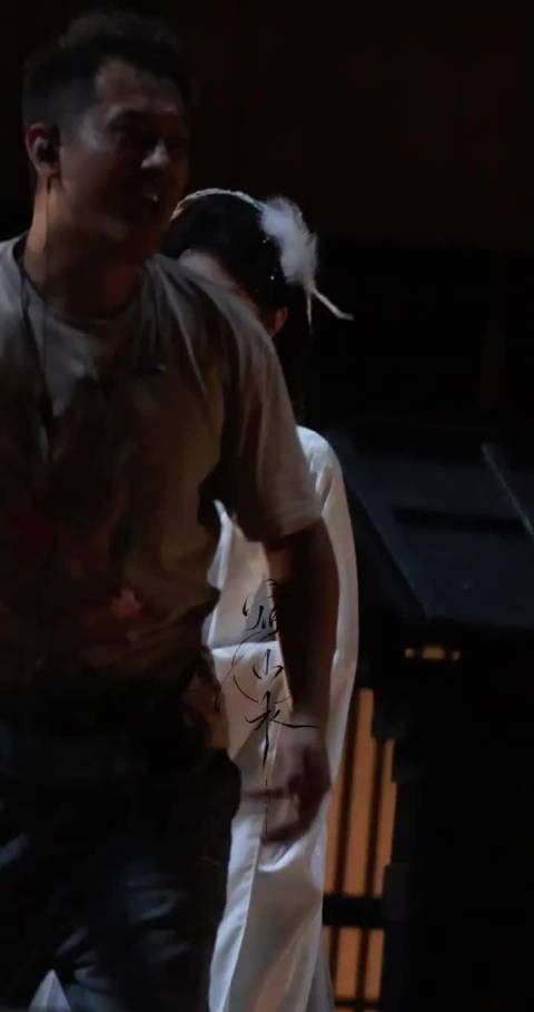 造型温婉乖巧,眼神却冷冽生人勿近!鞠婧祎这次的人设突破真的让人期待值拉满