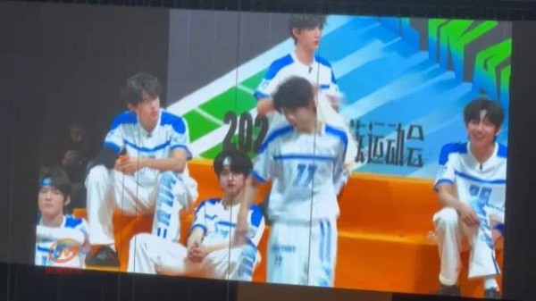 陈奕恒TF家族运动会水池推手游戏CUT 推倒了陈思罕 好有力啊
