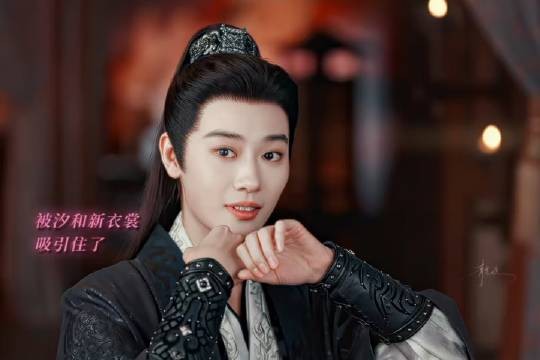 怜惜这位步世子,欲着裙裾却步步踌躇