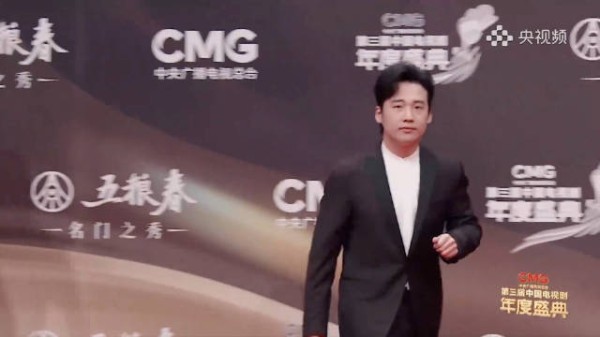 郭麒麟一袭西装亮相红毯!帅气逼人,气场超强啊