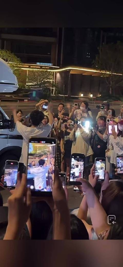张翅下班和粉丝说“马路上注意安全,我走啦”这个男孩很阳光
