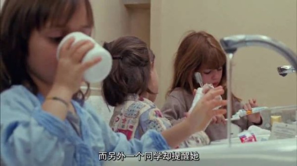 小女孩坚信妈妈晚上会回来,姑妈说已故的人不会复活,她教表弟一起为妈妈祈祷