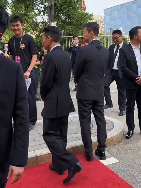 刘德华现身活动红毯,利落黑西装优雅大方…