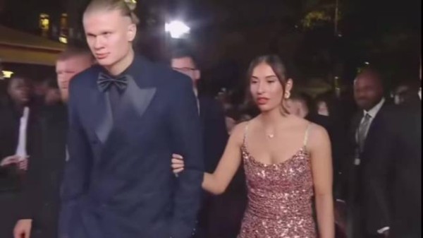 啥叫青梅竹马,看看哈兰德和他的女友就知道了