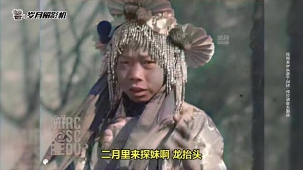 九十多年前的卖艺小童现场演出,补丁演出袍与小脚女孩,太心酸!