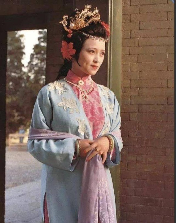 贾宝玉在秦可卿床上午睡后,王夫人对他说了六个字,字字是警告