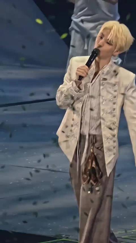 王俊凯重庆演唱会哭了,再多待一秒就要哭出来