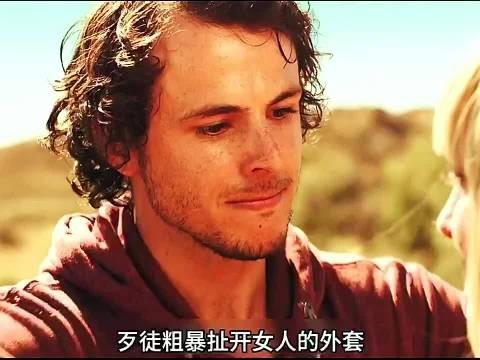 美女意外撞见犯罪现场被劫匪追杀,最后竟把劫匪全部团灭