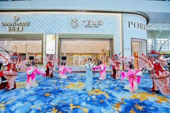 粤韵鎏金!广百黄金粤剧非遗主题店亮相白云机场T3