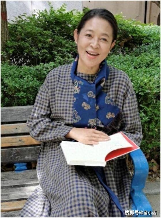 67岁“倪萍”瘦身后大变样!穿格纹连衣裙+丝巾,美得像换了个人