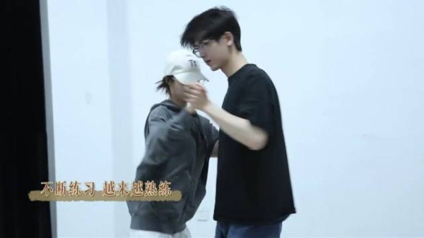 张凌赫王楚然双人舞练习室版