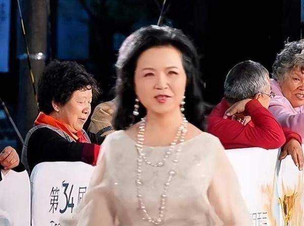 曾经红遍大上海的知名滑稽演员,娶了大家都熟悉的知名妻子,如今七十岁靠跑商演谋生