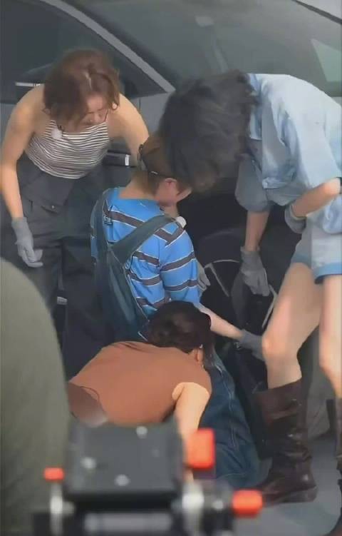 李宇春你是不是有点太全能了 真是要感谢这个节目能让我看到李宇春修轮胎