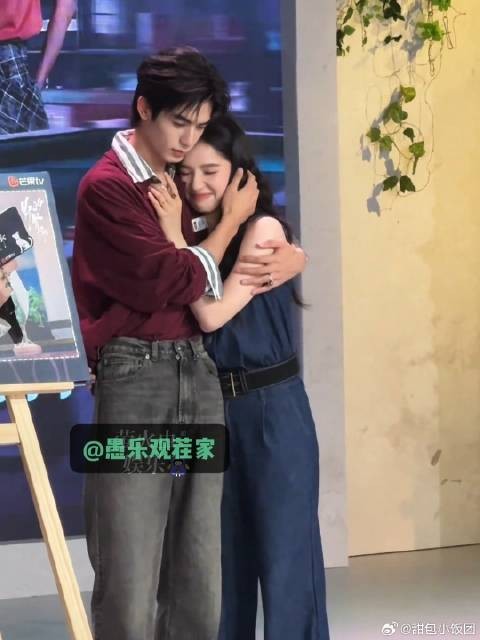 宋威龙张婧仪还原抱手臂摸脸贴贴名场面,好自然的两位!他俩谈恋爱我不反对!