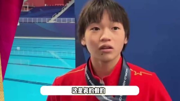 全红婵回老家帮哥哥全进华打包发货,身穿白T恤留披肩长发,又瘦又好看