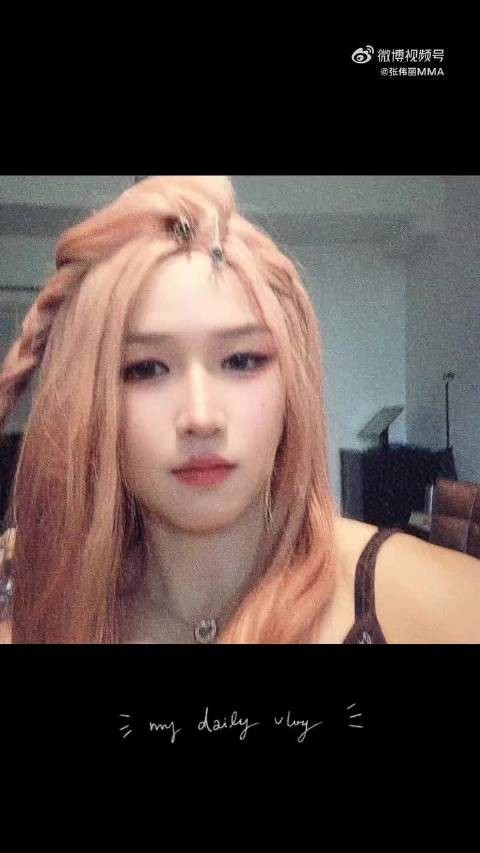 张伟丽化最甜的妆秀最狠的肌肉