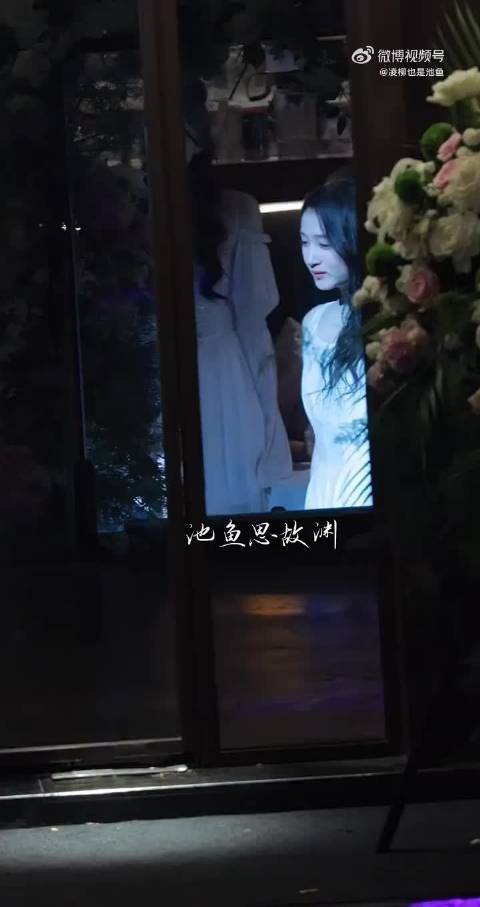关晓彤陈星旭求婚路透,戴戒指对视亲吻,这个浪漫氛围直接拉满啊