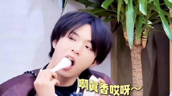 刘耀文一款超绝儿童感的老式小孩