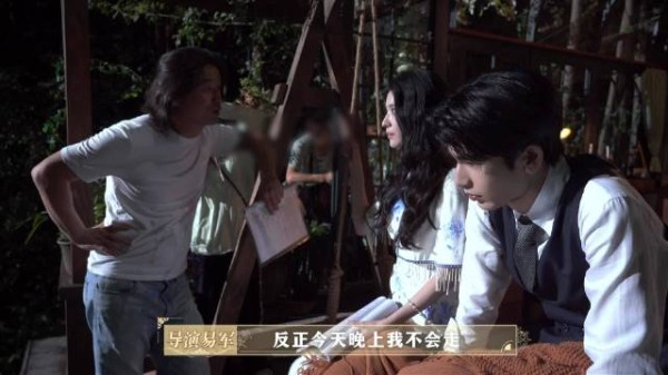 片场满心只想挨着对方,两人甜蜜拉扯氛围感十足,狠狠期待秋千吻正片上线