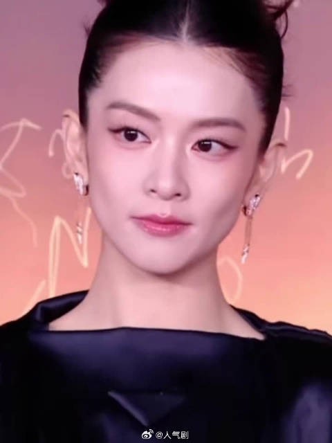 陈昊宇无发型浓妆,全靠骨相撑住画面