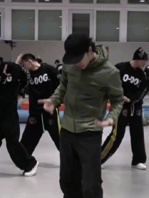 练习室的王一博,感觉刻苦努力的他真的很帅