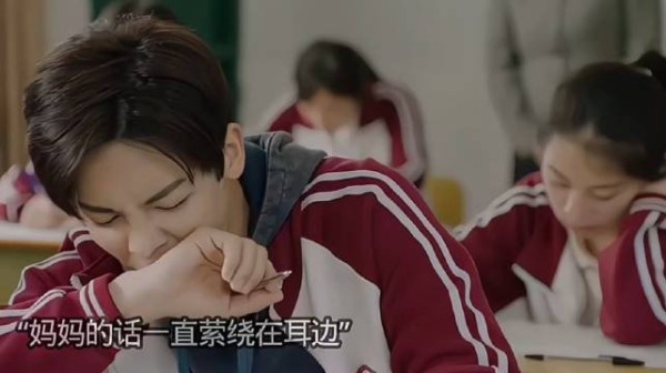 以为她带小抄作弊,翻开纸条才看清她藏了一整份无助