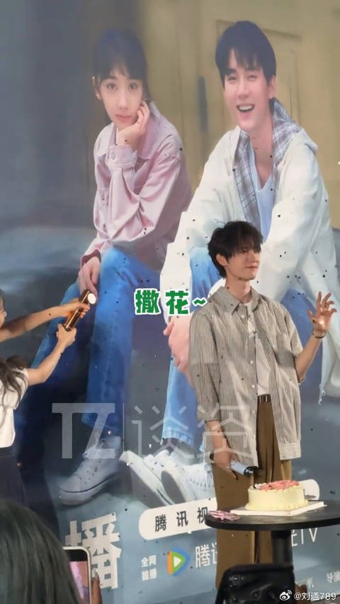 王影璐 整理头发，帅哥美女就这样轻轻地甜到我了~周翊然给王影璐整理头发好甜