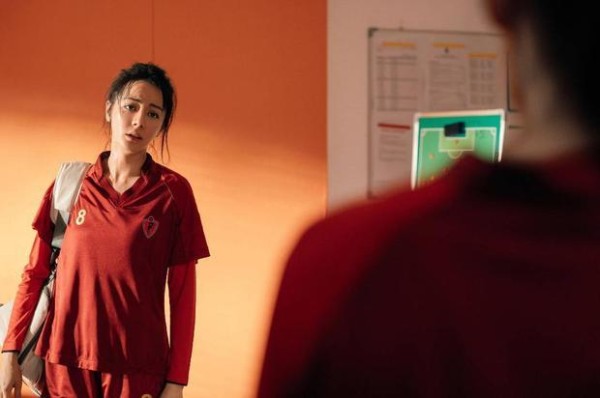 迪丽热巴拍摄电影《功夫女足》。