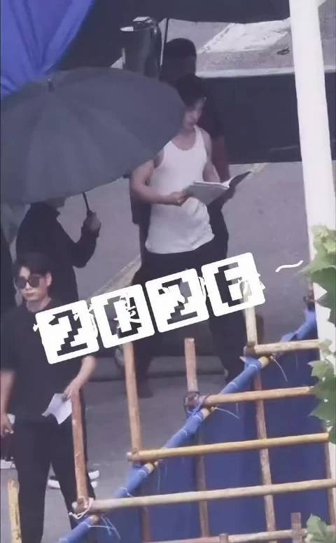 肖战十日终焉路透，紧实手臂肌肉线条清晰