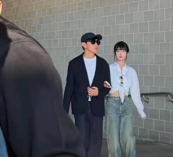 林俊杰与小21岁女友高清挽手照曝光，被调侃像父亲带女儿，网友：果然他超爱