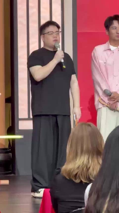 敖子逸整张脸埋进碗里，工作人员频频提醒抬头