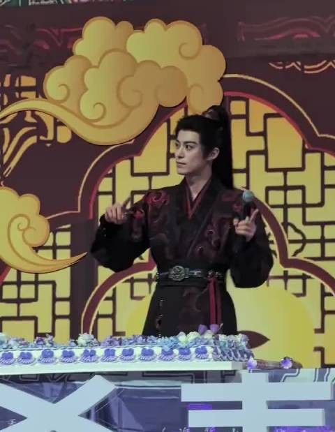 王鹤棣杀青现场见粉丝应援,努力憋眼泪