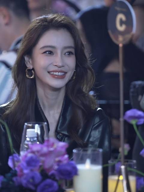 感觉杨颖变得比以前还美了，尤其这一幕，美的很惊艳了
