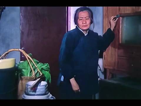 八旬老人常年吃不饱偷啃胡萝卜,儿媳苛待懦弱孝子更寒心